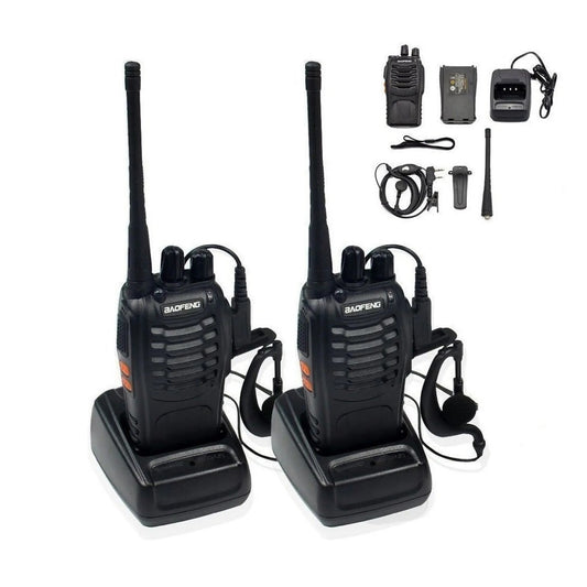 זוג מכשירי קשר נטענים כולל מעמד טעינה תפס לחגורה שרוך נשיאה ואוזניות של חברת baofeng